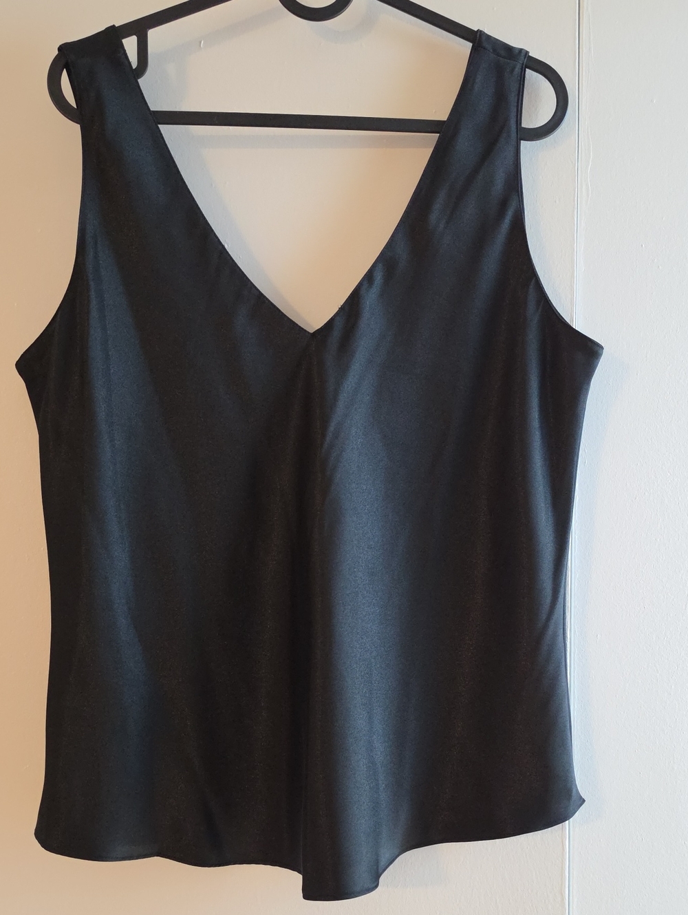 ✨ NWOT-Jones New York Satin V-Neck Camisole,Large ✨ V-BL